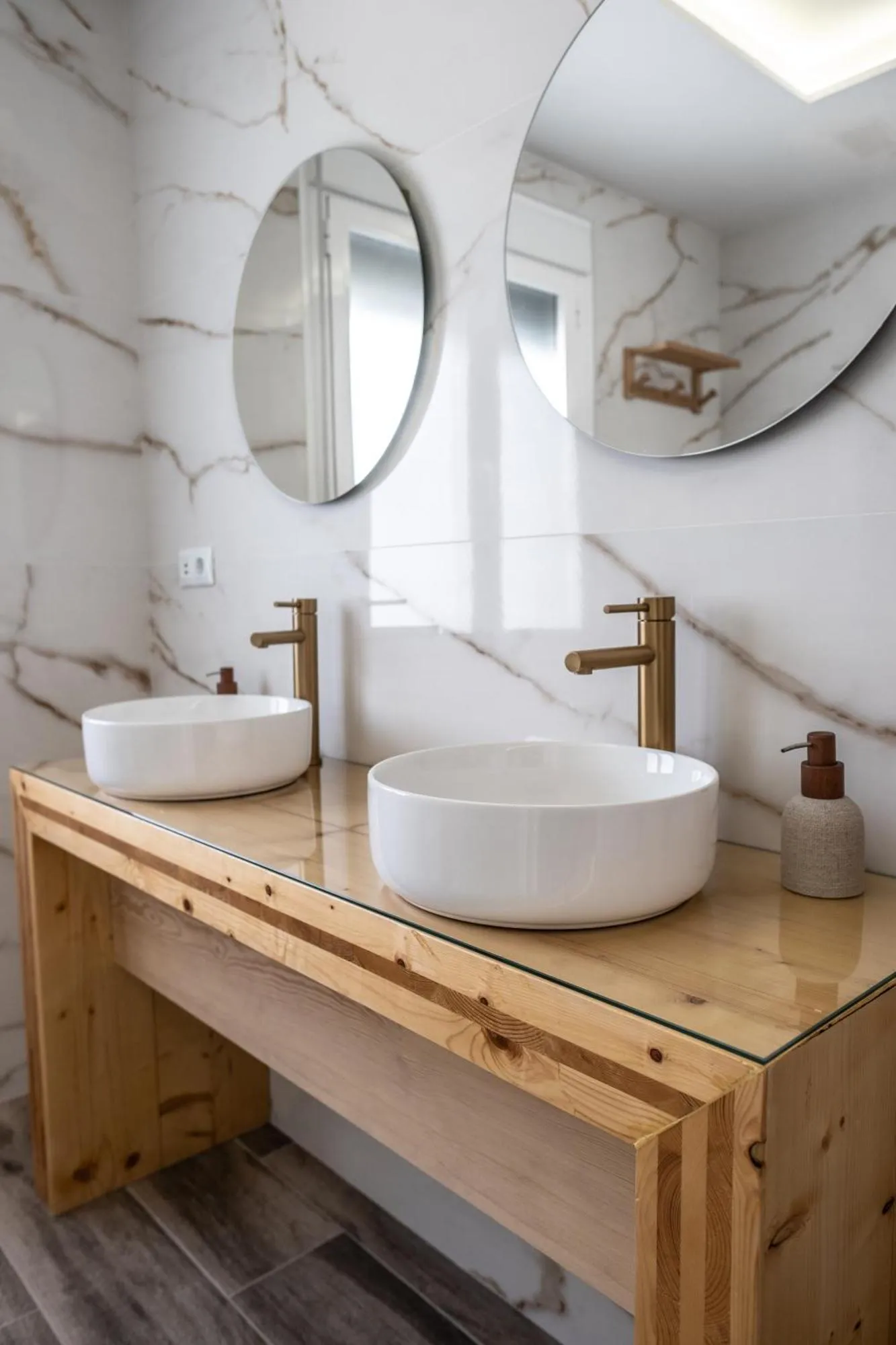 Baño con lavabo de madera