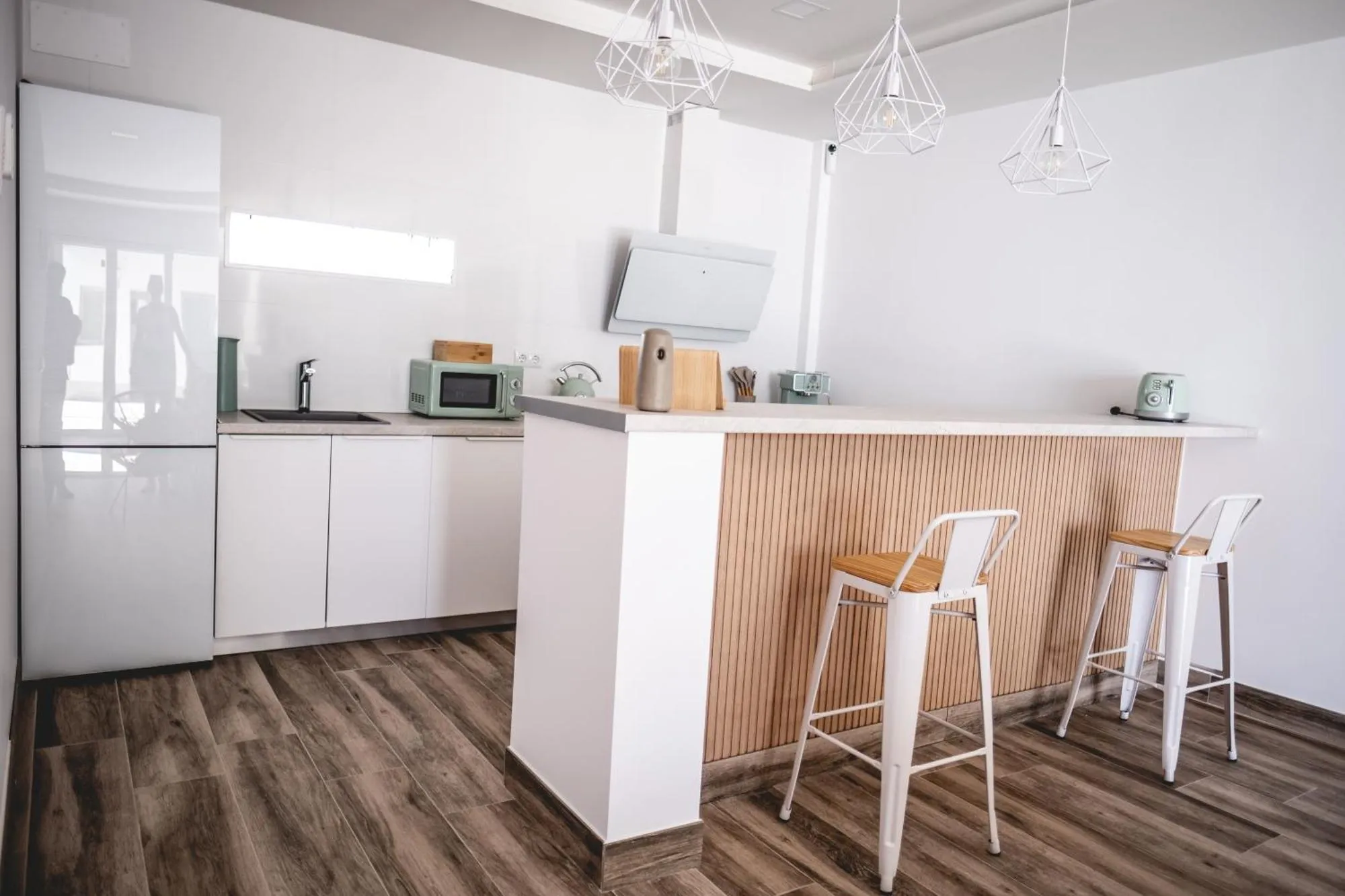 Cocina blanca con barra