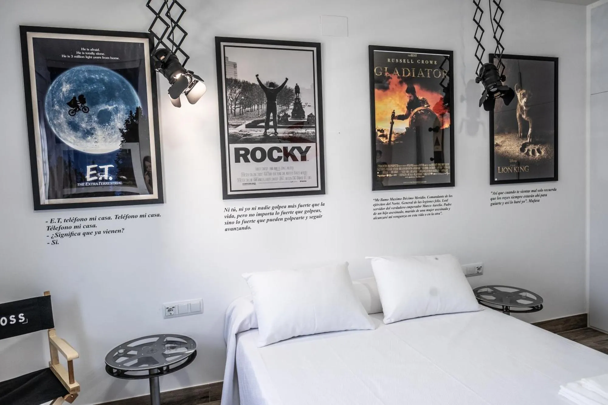 Dormitorio temático con pósters de cine clásico