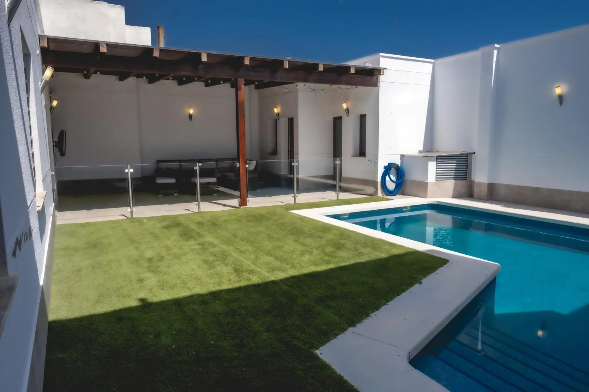 La piscina privada de Los Cantos Gordo's con césped y terraza