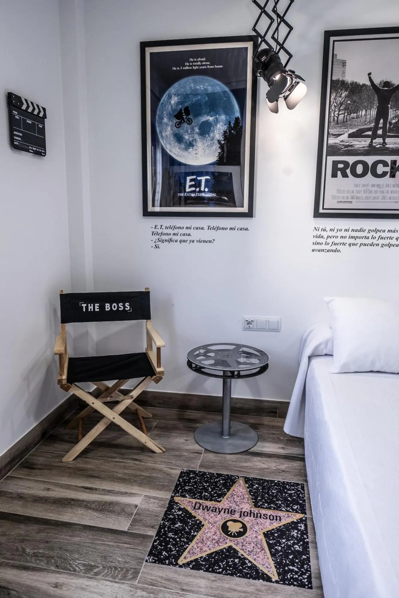 Sala de estar con decoración de Hollywood