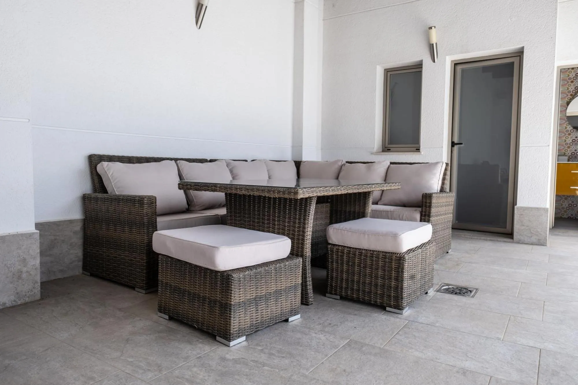 Terraza exterior con sofás